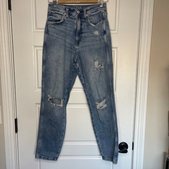 Arizona Highest-Rise Curvy Mom Jeans JUNIORS Size 9 Distressed Light Wash Denim - Picture 2 of 13